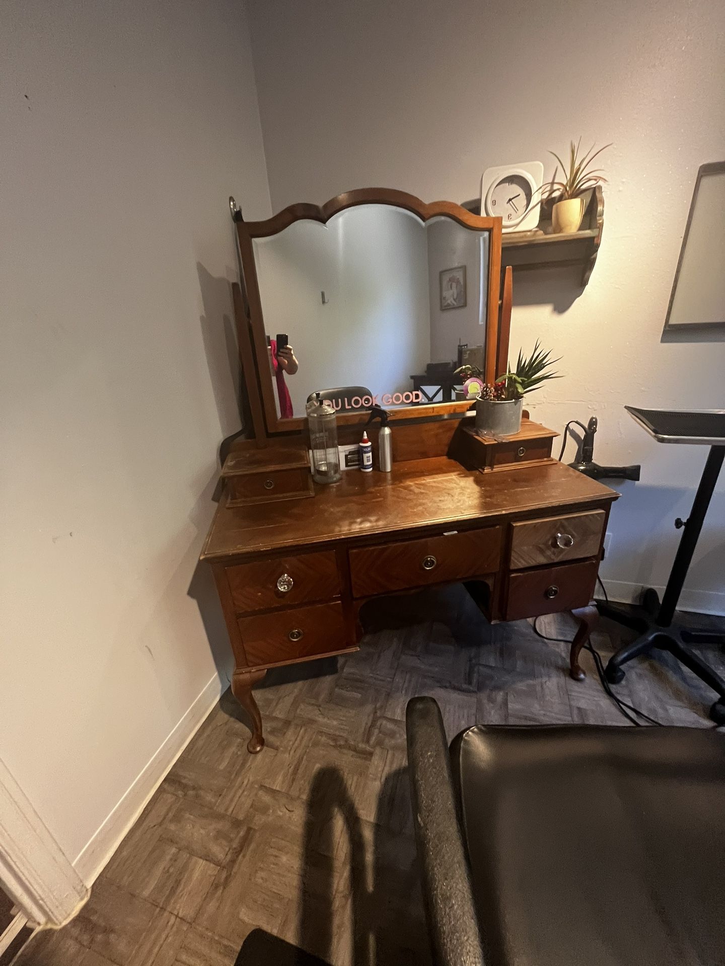 🌿 Antique Vanity / Salon Station with Mirror – Real Wood & Charm!