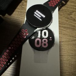 Brand New Galaxy Watch 5 (44mm) W/ 15 Bands