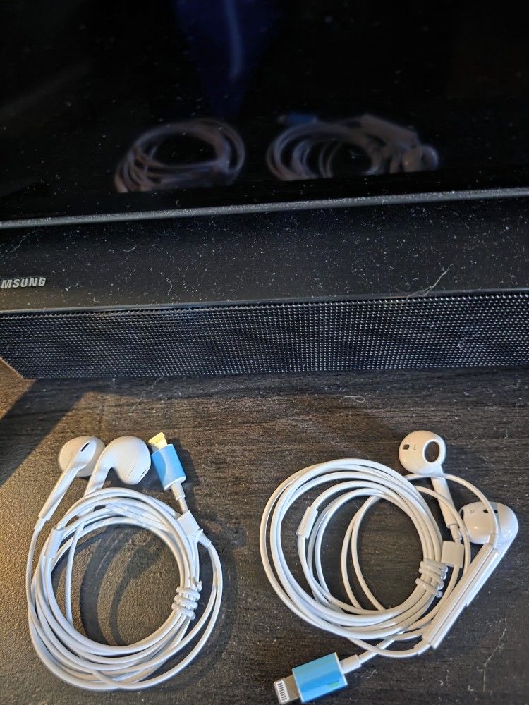 2 Pair Headphones For Iphone (Lightning Cable)