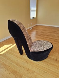 Leopard Print High Heel Chair. Silla en Forma de Tacón con Estampado de Leopardo.