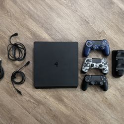 PS4 With 3 Wireless Controllers And Charging Stand