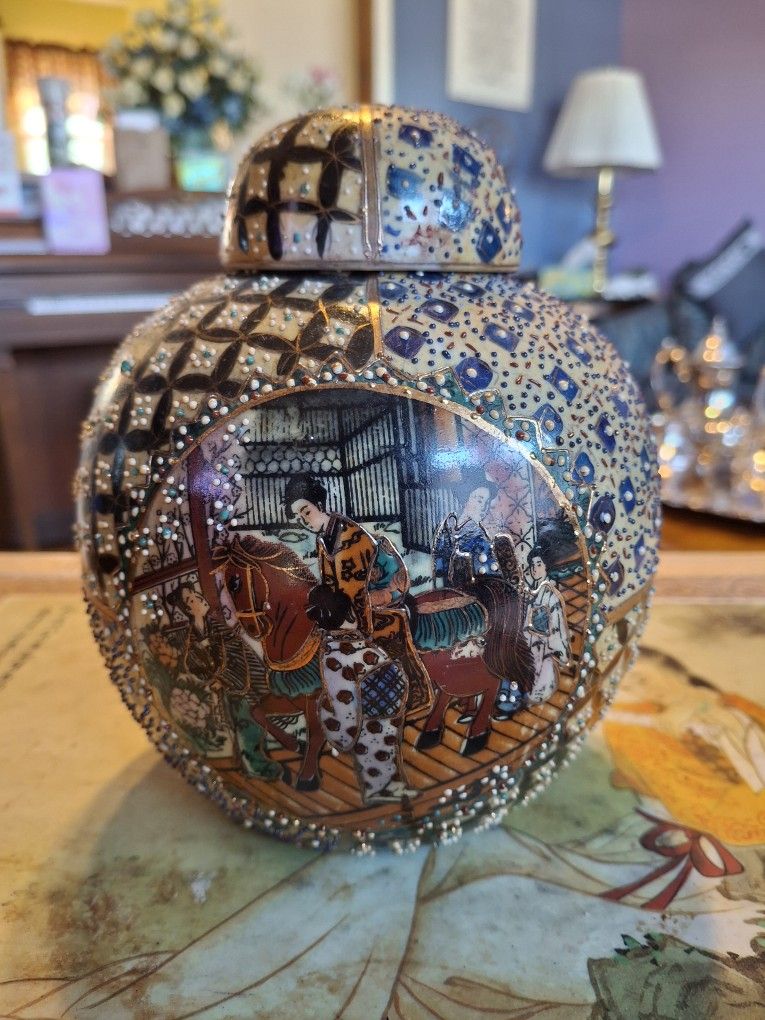  BEAUTIFUL VINTAGE OR ANTIQUE  JAPANESE  1900TO 1940  PORCELAIN  OR POTTERY  HAND PAINTED  SATSUMA VASE OR GINGER JAR 