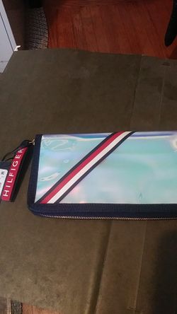 Brand New Tommy Hilfiger Zippered Wallet
