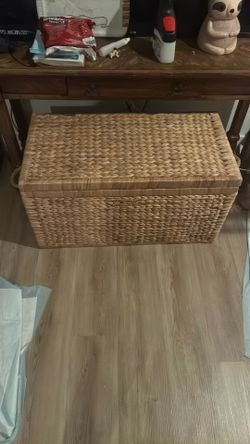 heavy-duty water hyacinth wicker storage trunk featuring a sturdy metal frame and natural woven fibers. 