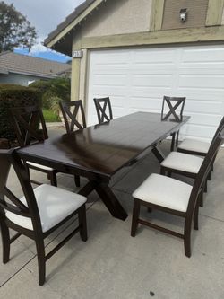 Dining Table With 8  Chairs