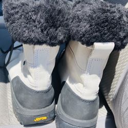 UGG - Snow Boot - Butte White Black Fur - Size 11