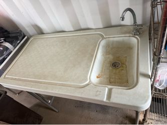 Portable fishing table