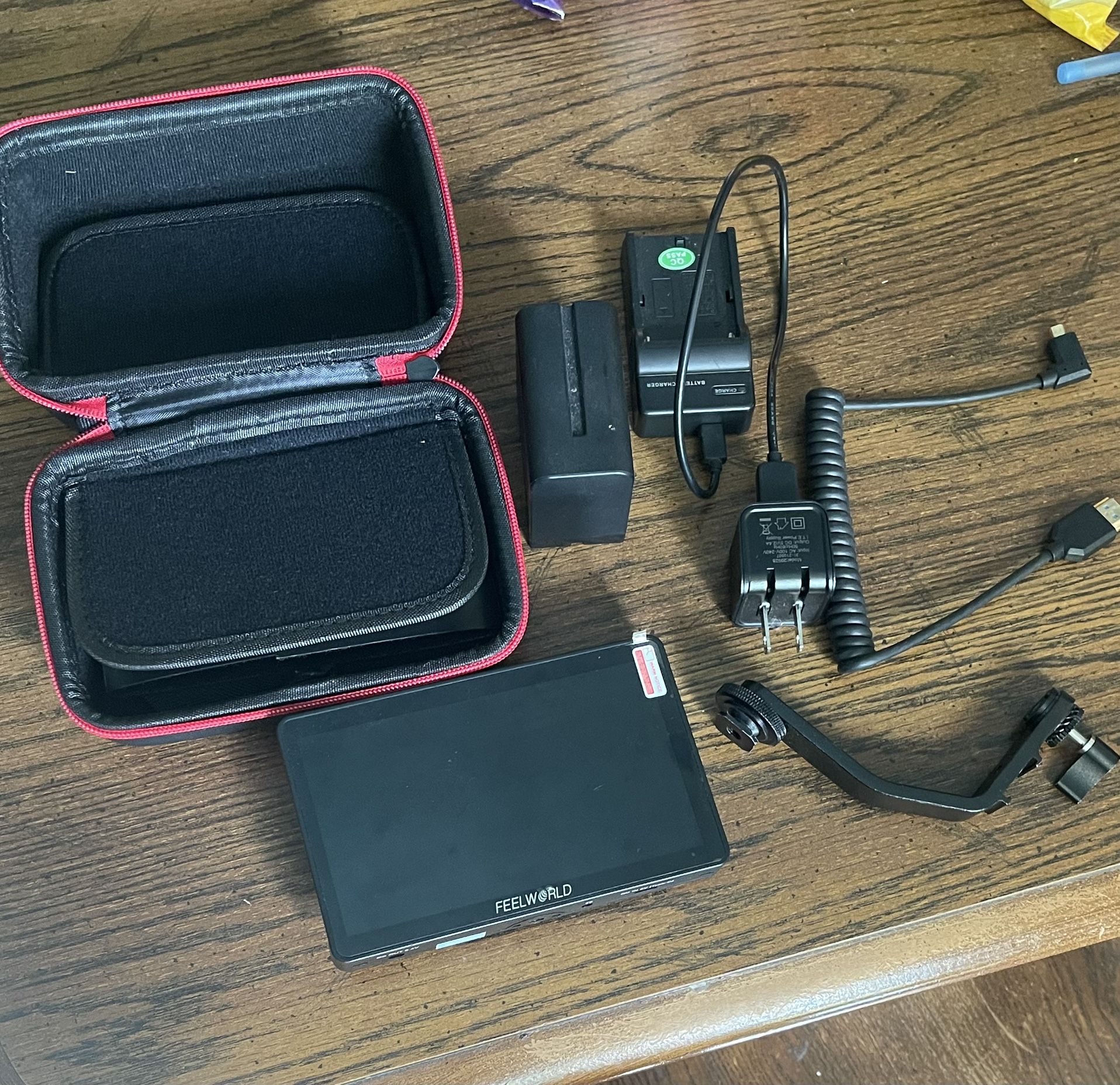 Feelworld F5 Monitor w/ Battery, Case and Charger