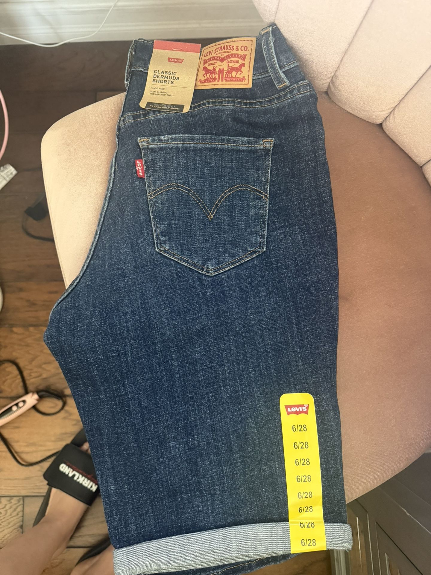 Levi’s Women’s Classic Bermuda Shorts Size 6 Dark