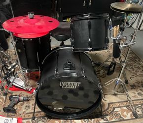 Tama rockstar four piece drum set. Read full description below .