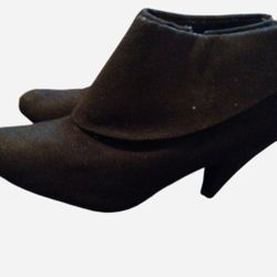 FIONI BLACK SUEDE SIDE ZIP-UP ANKLE BOOTIE HEELS SIZE 6.5