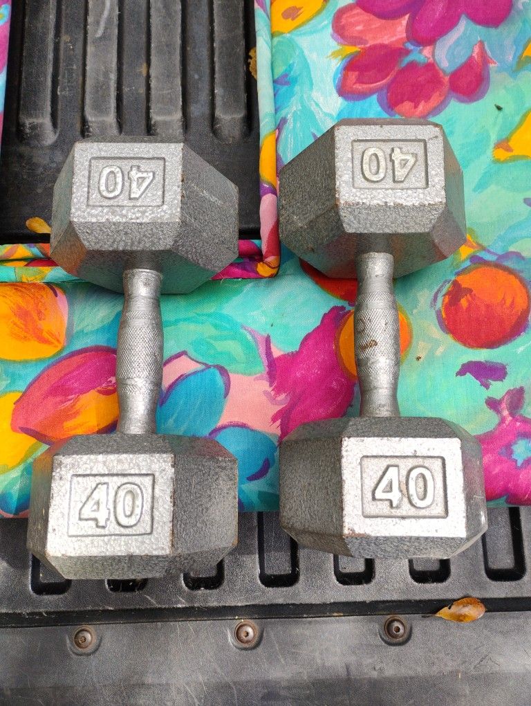 PAIR OF 40 LB . STEEL HEX DUMBBELLS• ALSO LIGHTER & HEAVIER STEEL & RUBBER DUMBBELLS • BATTLE ROPES • 5-6-7 FT BARS • EZ CURL BARS • WALL BALLS