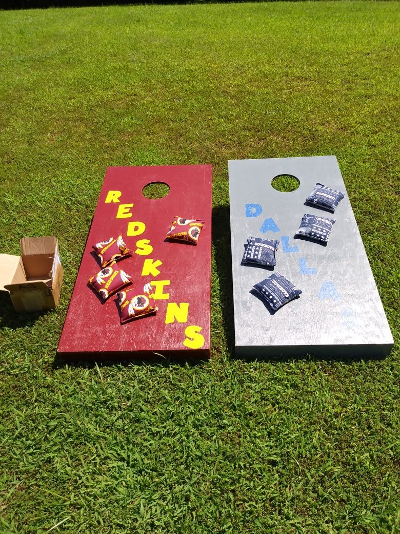 Corn hole game set with 8 bags