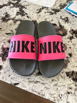 Women’s size 8 Nike sandals near old river and Harris