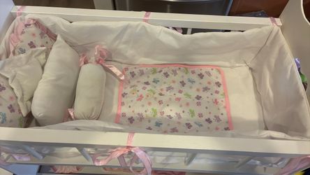 Doll bed with bedding & accessories