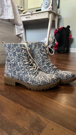 9 1/2 Floral blue and white boots