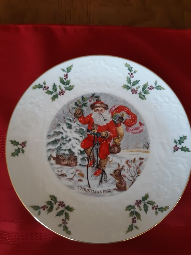 Christmas collector plate by Royal Doulton