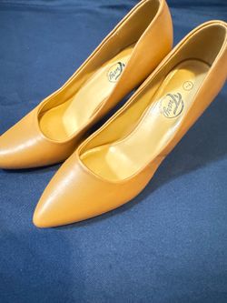 Clarks Women’s Beige Patent Leather Glossy Round Toe Slip-On Block Pump 7.5