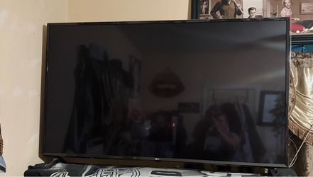 55 inch LG TV with remote works great