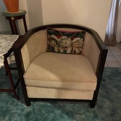 LIVING ROOM CHAIR 