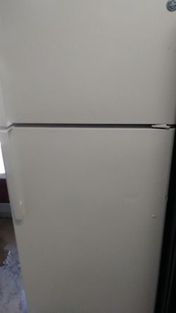 GE refrigerator nice and cold