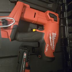 Milwaukee Fuel M18 Nail Gun+ Battery 