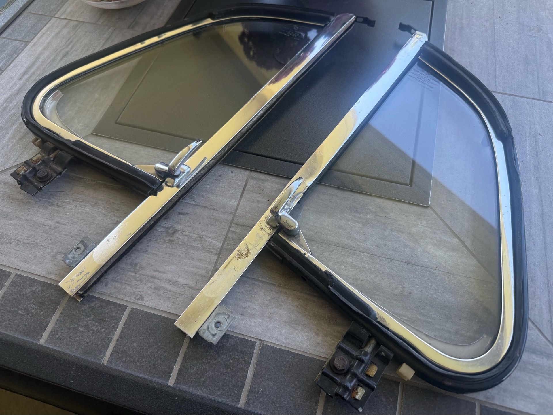 1967 VW Bug door vent windows. Great condition. This pair has been stored in my garage for almost 25 years and are in amazing condition. Latches are s