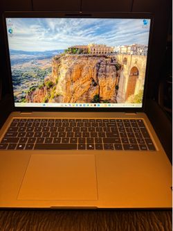 Silver Dell Pro 16 Plus PB16250 laptop has an Intel Core Ultra 5 235U processor running at 2.00 GHz. This device contains 16 GB of RAM and a 238 GB st