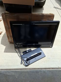 Like new - Visio VO320e w orig remote and stand