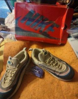Rare true collectible to the Nike fan Sean wortherspoon 9.5 with original box excellent shape.