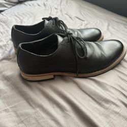 GAP Men’s Leather Dress Shoes. Mens size: 10. Black Leather/Brown Sole. Like New with Laces 