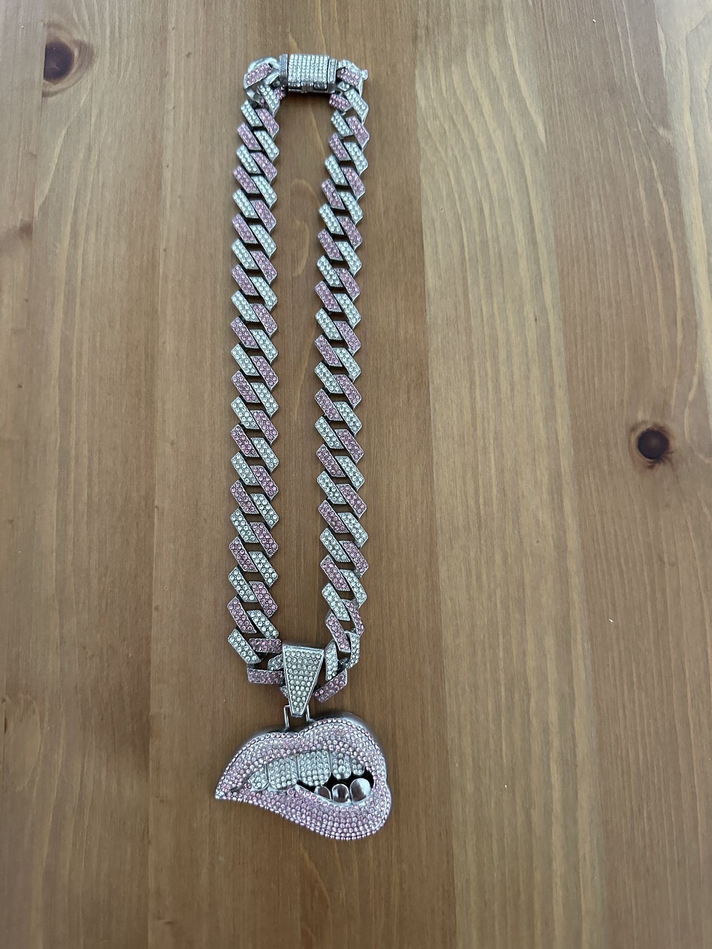 Hip Hop Pink Bite Lip Shape Pendant Necklace for Women with Bling Iced Out Silver Color