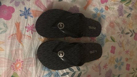 Michael kors flip flops size 8 women