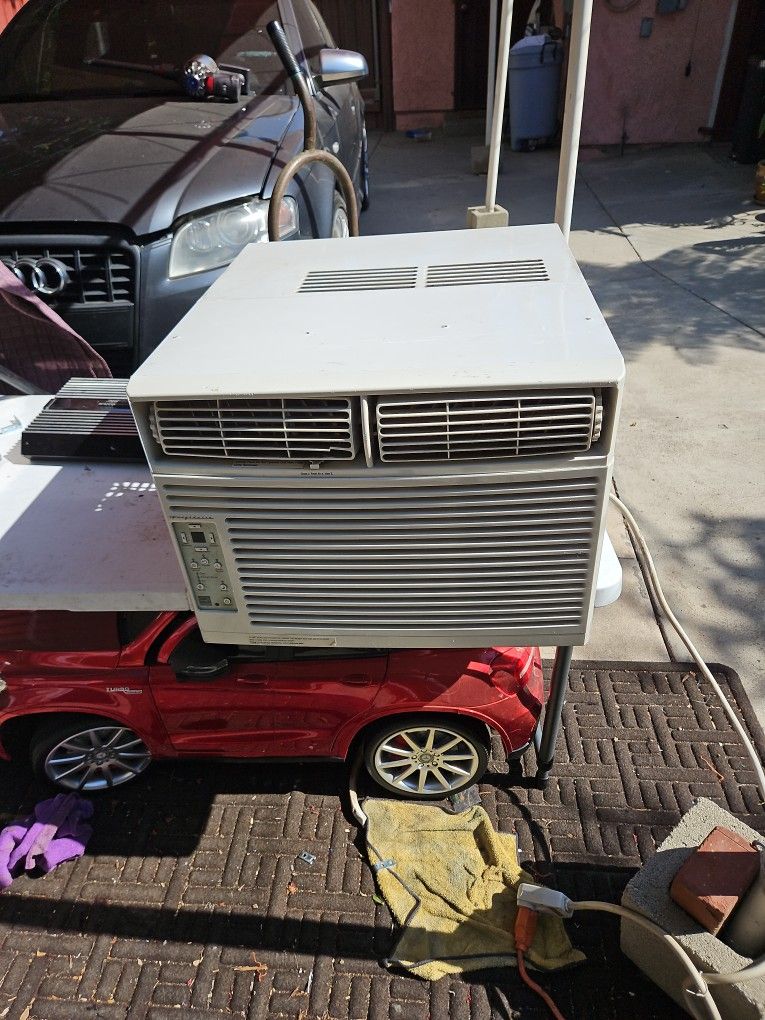 FRIGIDAIRE AC UNIT