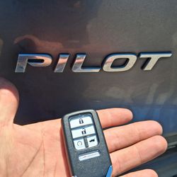 Car Keys And Remotes  / Llaves De Carro Y Controlles