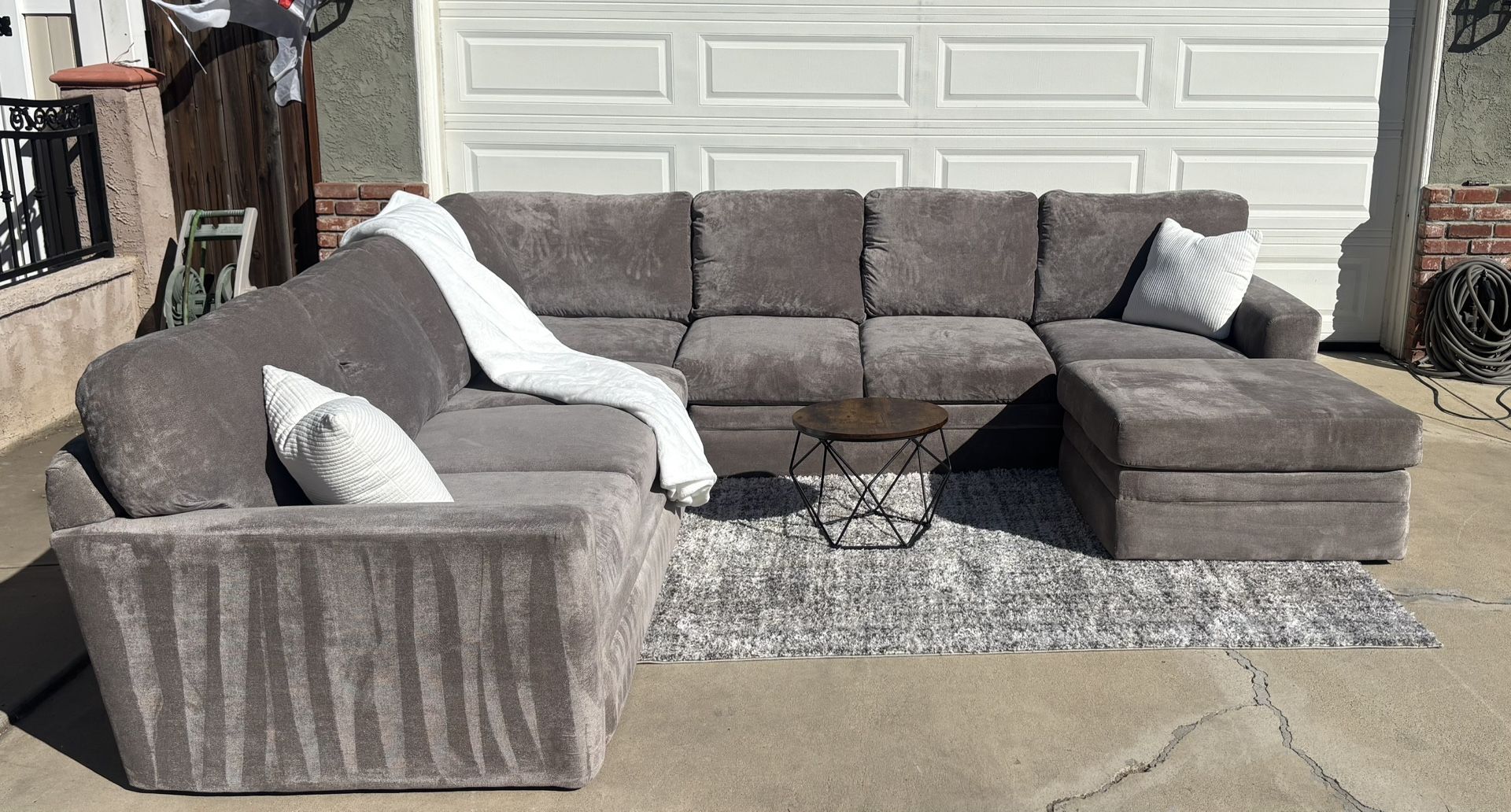 Sectional couch with ottoman