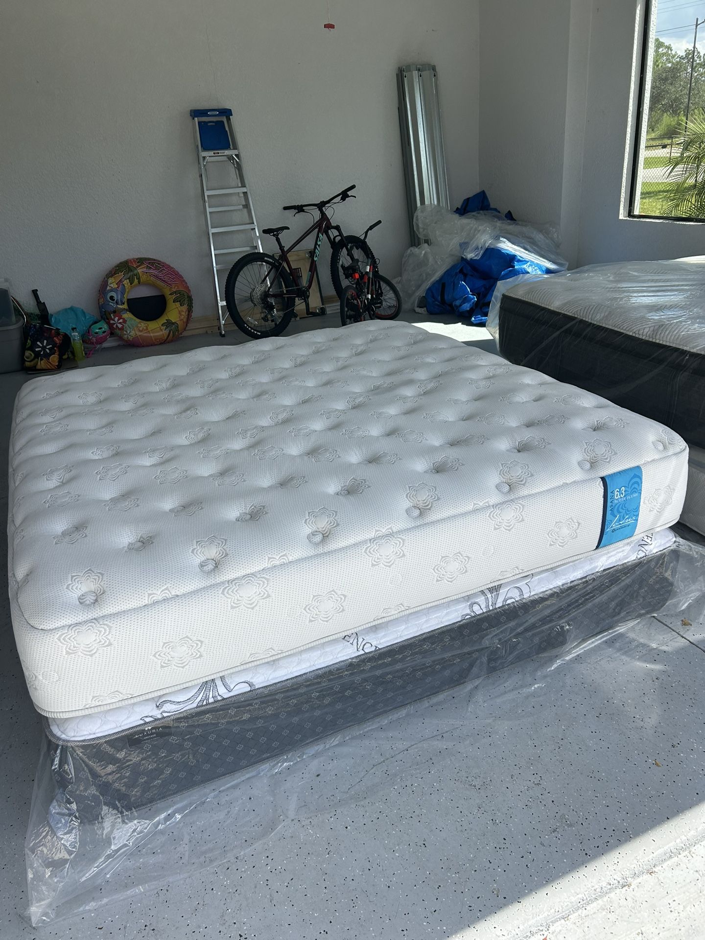 King Prana pristine like new condition was in a guest room very little use I can deliver  Or come see first   Retail $4,889 Your Price $675