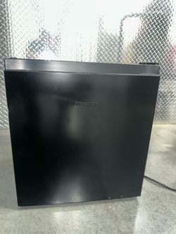 Hisense 1.6-cu ft Mini Fridge ( Black )