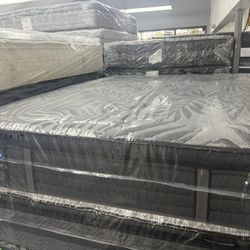 QUEEN SIZE SEALY POSTUREPEDIC PLUS PILLOW TOP MATTRESS & BOX SPRING BED SET