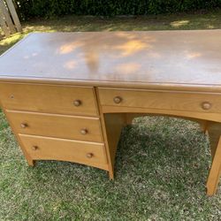 Beautiful Desk In Great Conditions. Only One Knob Is Missing. I Will Try To Find It. Pick Up In Pasadena.