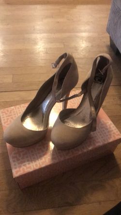 Nude brand new Gianni Bini heels.