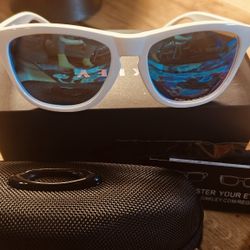 Oakley Frogskins brand new, ,A with  case.   White Frames blue Lenses.