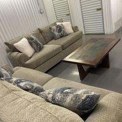 Beautiful Couch Set - Free Delivery 