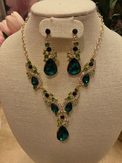 EMERALD GREEN STUNNING NECKLACE SET