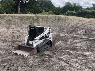 Travajo con el tractor, por día por hora o por contrato mándame mensaje mi travajo es onesto y garantizado