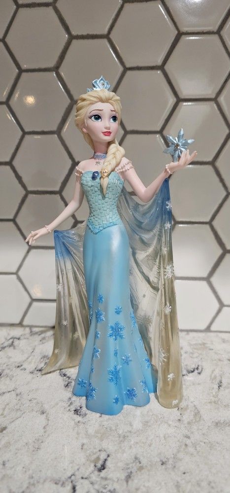 Disney Showcase Collection Elsa Figurine