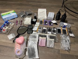 Cama para masaje y material para pestañas