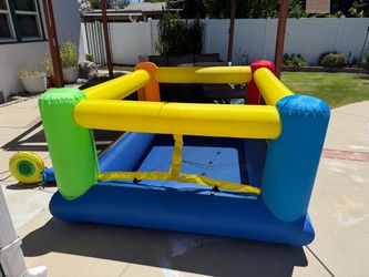 Inflatable Kids ball pit with balls