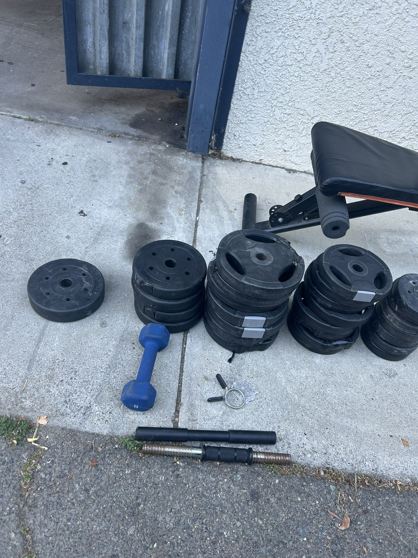 Fitness Bench With Lots Of weight plates, different weights