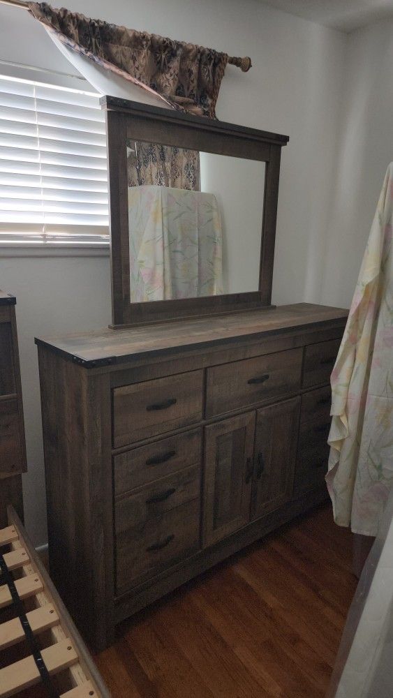 Dresser With Mirror